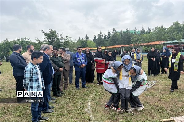 بازدید از غرفه‌های سالروز تاسیس سازمان دانش‌آموزی در گلستان