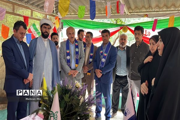 بازدید از غرفه‌های سالروز تاسیس سازمان دانش‌آموزی در گلستان