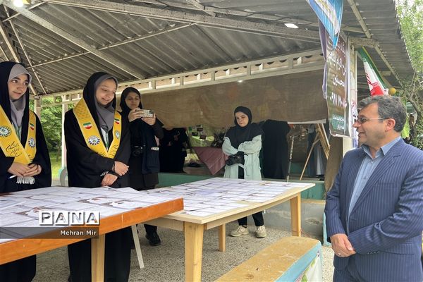 بازدید از غرفه‌های سالروز تاسیس سازمان دانش‌آموزی در گلستان