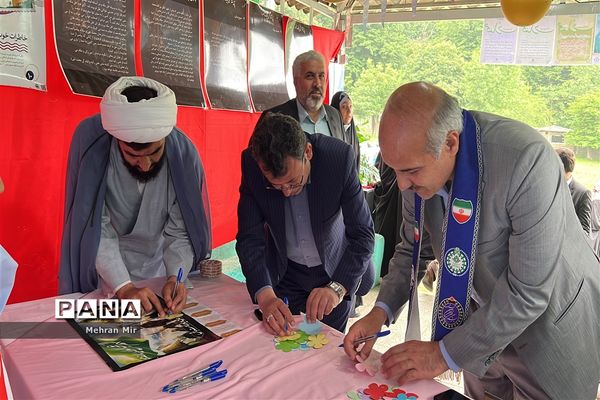 بازدید از غرفه‌های سالروز تاسیس سازمان دانش‌آموزی در گلستان