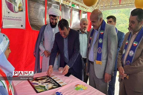 بازدید از غرفه‌های سالروز تاسیس سازمان دانش‌آموزی در گلستان