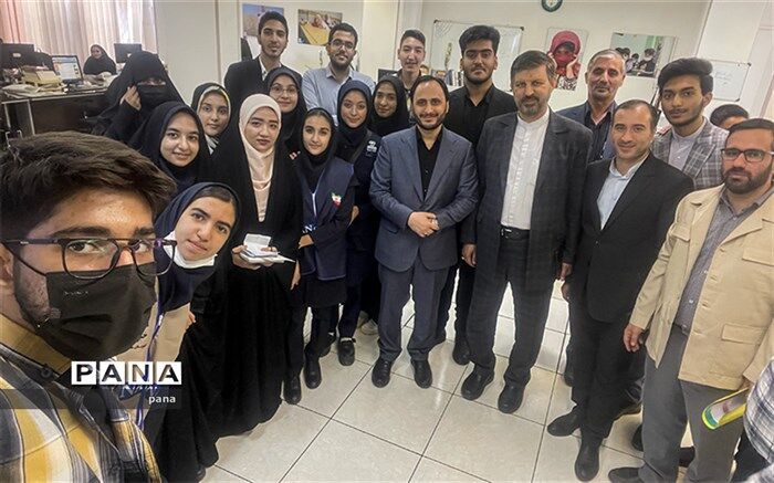 حضور سخنگوی دولت در خبرگزاری پانا و گفت‌وگوی صمیمانه با دانش‌آموز‌خبرنگاران