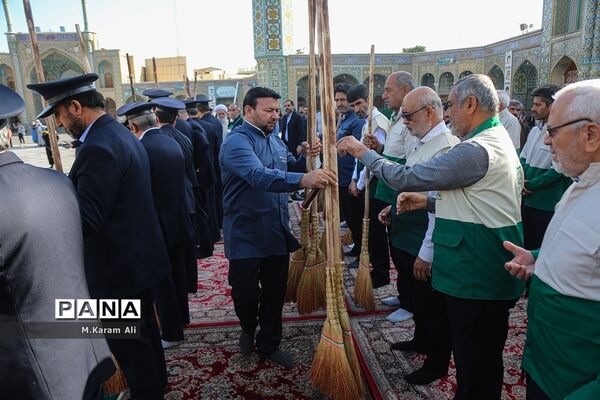 ِآیین جاروکشی حرم کریمه اهل بیت(س)