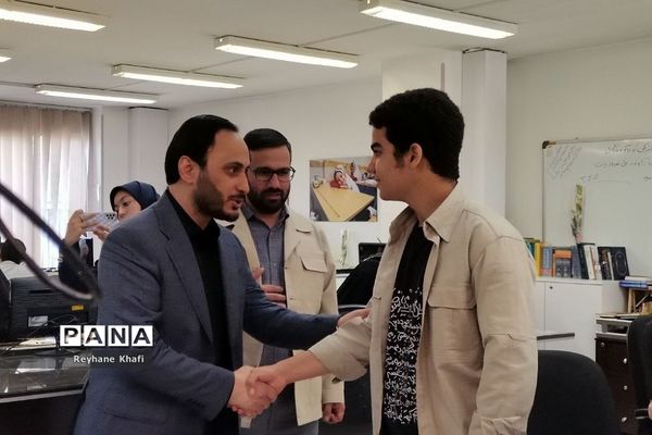 حضور دانش‌آموزان خبرنگار پانا شهرستان‌های استان‌تهران در نشست هم‌اندیشی با سخنگوی دولت