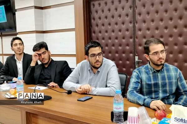 حضور دانش‌آموزان خبرنگار پانا شهرستان‌های استان‌تهران در نشست هم‌اندیشی با سخنگوی دولت