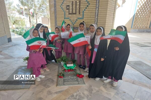 حضور اعضای شورای دانش‌آموزی دبستان بعثت ابرکوه در گلزار شهدا