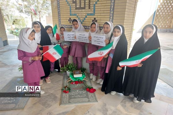حضور اعضای شورای دانش‌آموزی دبستان بعثت ابرکوه در گلزار شهدا