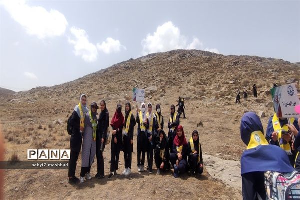 حضور‌ 700 دانش‌آموز ناحیه هفت مشهد مقدس در برنامه کوهپیمایی