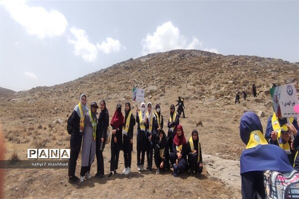 حضور‌ 700 دانش‌آموز ناحیه هفت مشهد مقدس در برنامه کوهپیمایی
