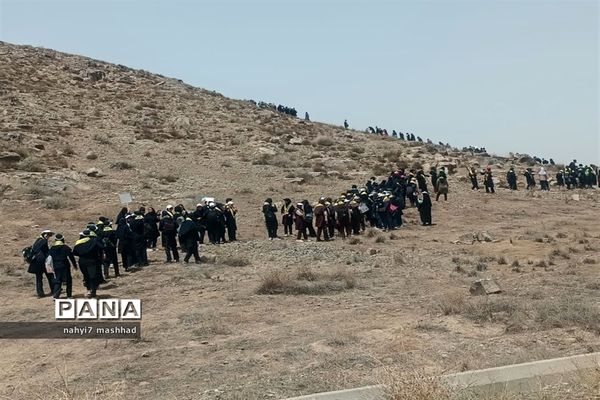 حضور‌ 700 دانش‌آموز ناحیه هفت مشهد مقدس در برنامه کوهپیمایی