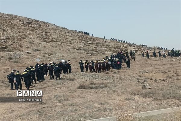 حضور‌ 700 دانش‌آموز ناحیه هفت مشهد مقدس در برنامه کوهپیمایی