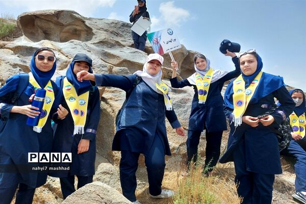 حضور‌ 700 دانش‌آموز ناحیه هفت مشهد مقدس در برنامه کوهپیمایی