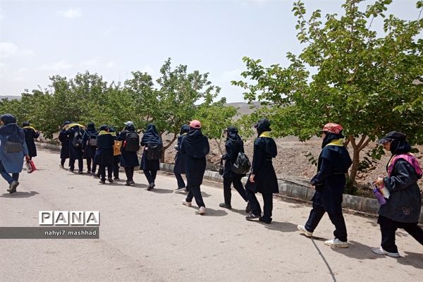 حضور‌ 700 دانش‌آموز ناحیه هفت مشهد مقدس در برنامه کوهپیمایی