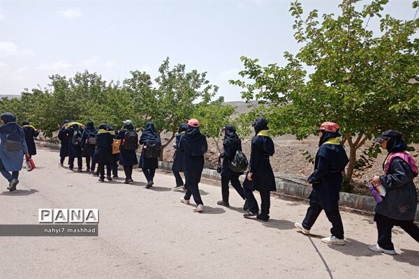 حضور‌ 700 دانش‌آموز ناحیه هفت مشهد مقدس در برنامه کوهپیمایی