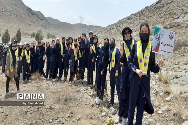 حضور‌ 700 دانش‌آموز ناحیه هفت مشهد مقدس در برنامه کوهپیمایی