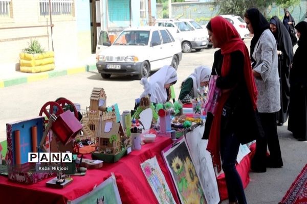 نمایشگاه آثار هنری دانش‌آموزان بهارستانی