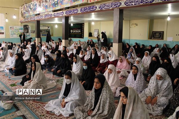 برگزاری نماز جماعت ویژه دانش‌آموزان دختر