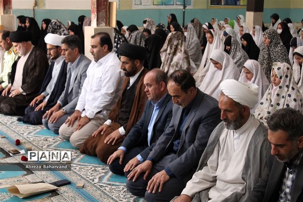 برگزاری نماز جماعت ویژه دانش‌آموزان دختر