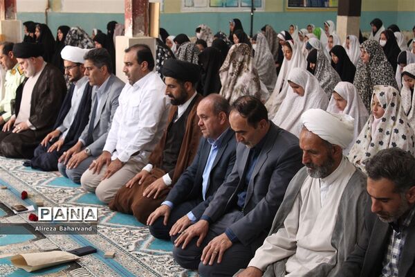 برگزاری نماز جماعت ویژه دانش‌آموزان دختر