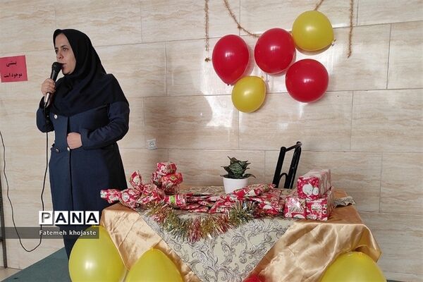 اهدای جوایز به دانش‌آموزان مدرسه ندای زهرا قرچک به‌مناسبت روز دختر