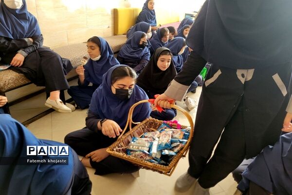 اهدای جوایز به دانش‌آموزان مدرسه ندای زهرا قرچک به‌مناسبت روز دختر