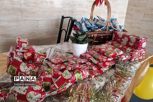 اهدای جوایز به دانش‌آموزان مدرسه ندای زهرا قرچک به‌مناسبت روز دختر
