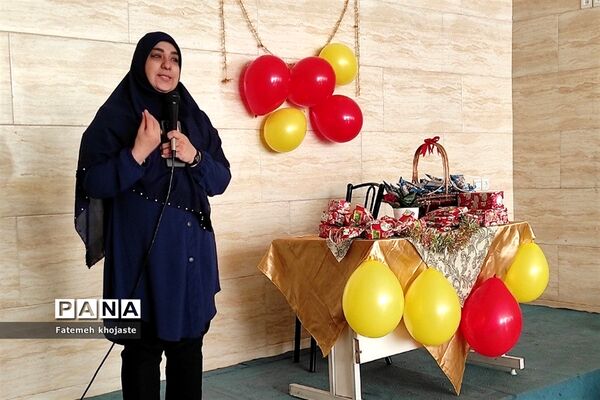 اهدای جوایز به دانش‌آموزان مدرسه ندای زهرا قرچک به‌مناسبت روز دختر