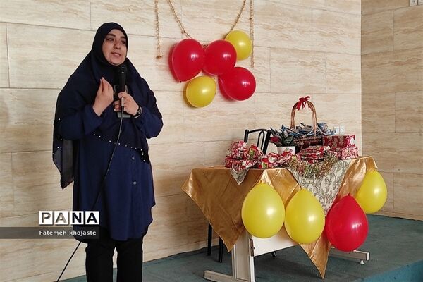 اهدای جوایز به دانش‌آموزان مدرسه ندای زهرا قرچک به‌مناسبت روز دختر