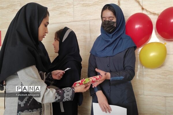 اهدای جوایز به دانش‌آموزان مدرسه ندای زهرا قرچک به‌مناسبت روز دختر