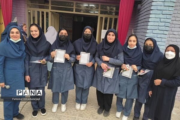 تقدیر از دانش‌آموزان برتر در مدارس رودهن در آخرین روزهای سال تحصیلی