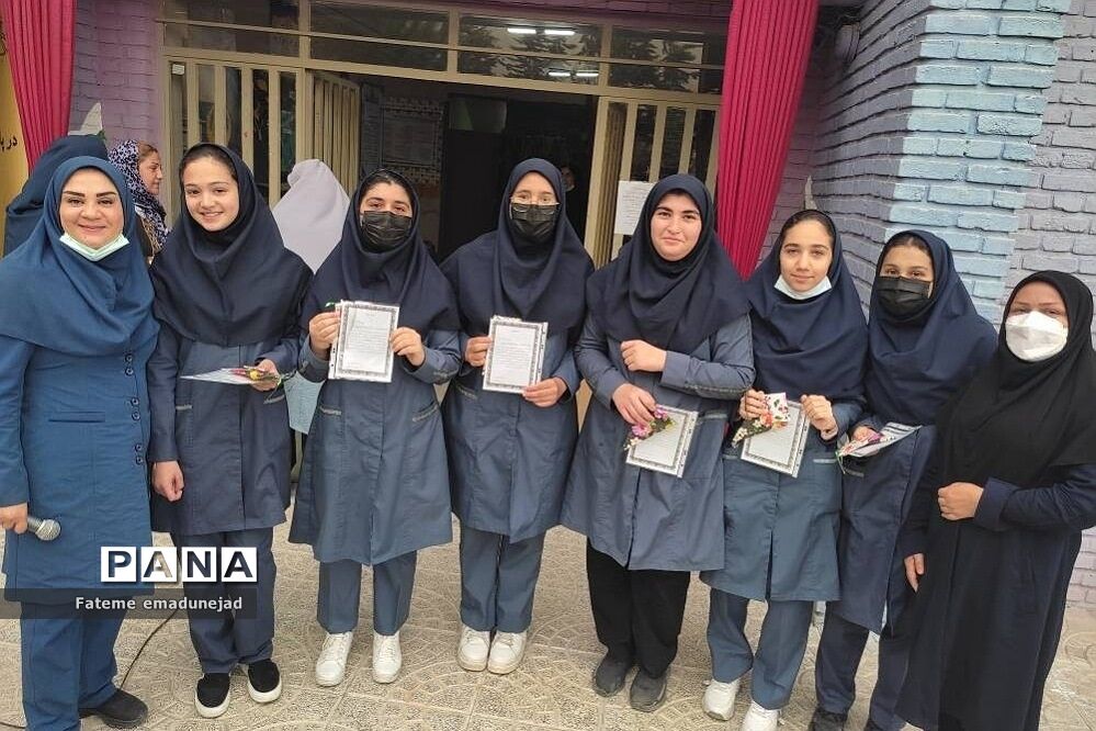 تقدیر از دانش‌آموزان برتر در مدارس رودهن در آخرین روزهای سال تحصیلی
