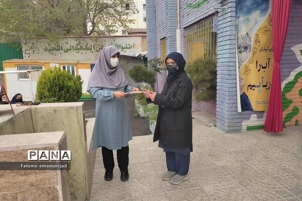 تقدیر از دانش‌آموزان برتر در مدارس رودهن در آخرین روزهای سال تحصیلی