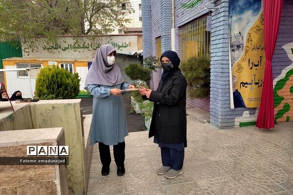 تقدیر از دانش‌آموزان برتر در مدارس رودهن در آخرین روزهای سال تحصیلی