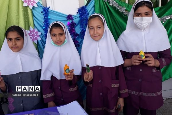 تقدیر از دانش‌آموزان برتر در مدارس رودهن در آخرین روزهای سال تحصیلی