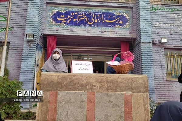 تقدیر از دانش‌آموزان برتر در مدارس رودهن در آخرین روزهای سال تحصیلی