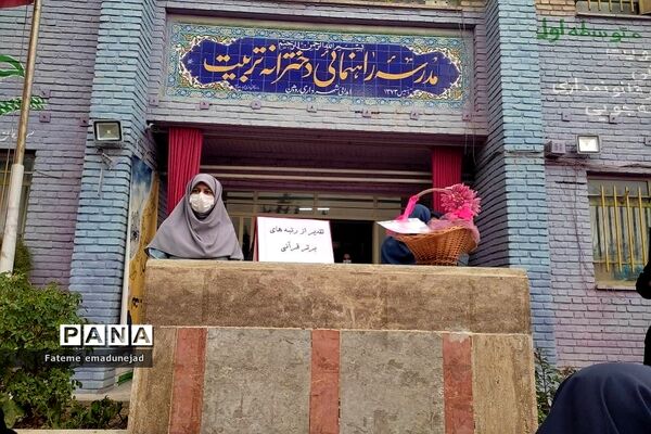 تقدیر از دانش‌آموزان برتر در مدارس رودهن در آخرین روزهای سال تحصیلی