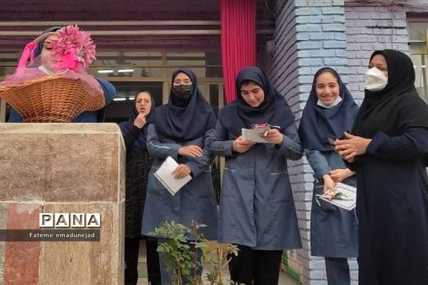 تقدیر از دانش‌آموزان برتر در مدارس رودهن در آخرین روزهای سال تحصیلی