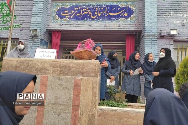 تقدیر از دانش‌آموزان برتر در مدارس رودهن در آخرین روزهای سال تحصیلی