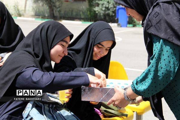 جشن روز دختر در دبیرستان حضرت زینب(س) ناحیه یک شهرری