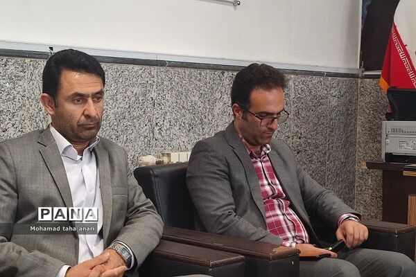 دیدار هم‌اندیشی شورای بسیج فرهنگیان و دانش‌آموزی با فرمانده حوزه مقاومت رودهن