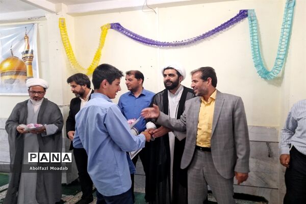 تجلیل از دانش‌آموزان برتر دبیرستان نمونه آیت الله خامنه‌ای کاشمر