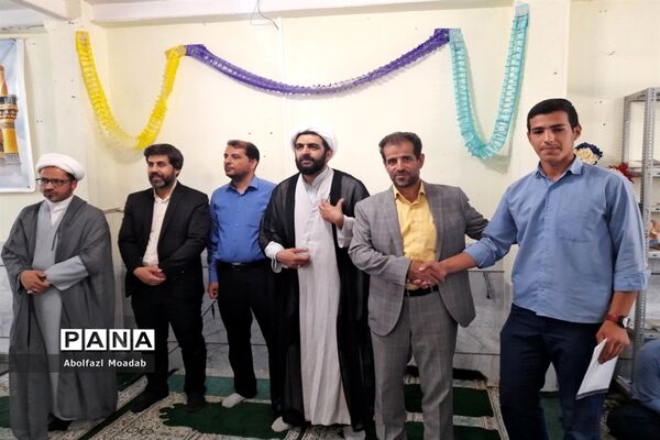 تجلیل از دانش‌آموزان برتر دبیرستان نمونه آیت الله خامنه‌ای کاشمر