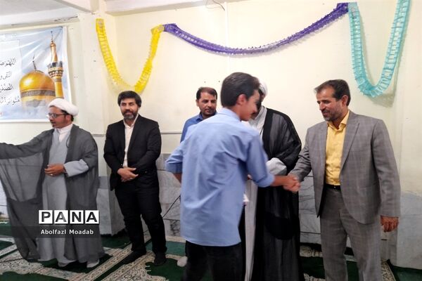 تجلیل از دانش‌آموزان برتر دبیرستان نمونه آیت الله خامنه‌ای کاشمر