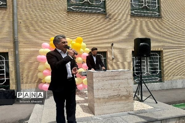 مراسم روز دختر و تقدیر از دانش‌آموزان برتر در دبیرستان یاس