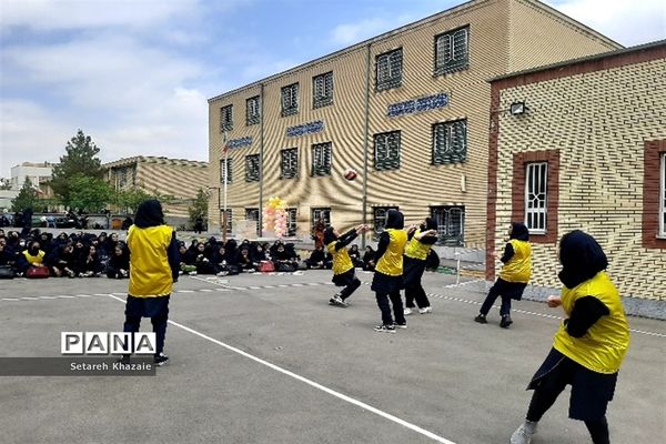 مسابقه والیبال درون مدرسه‌ای در دبیرستان یاس