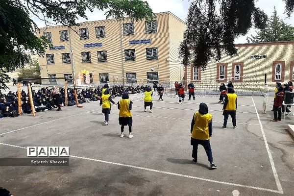 مسابقه والیبال درون مدرسه‌ای در دبیرستان یاس