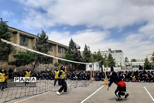 مسابقه والیبال درون مدرسه‌ای در دبیرستان یاس