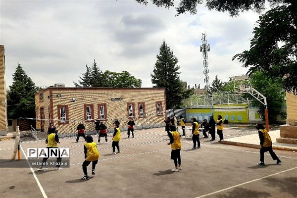 مسابقه والیبال درون مدرسه‌ای در دبیرستان یاس