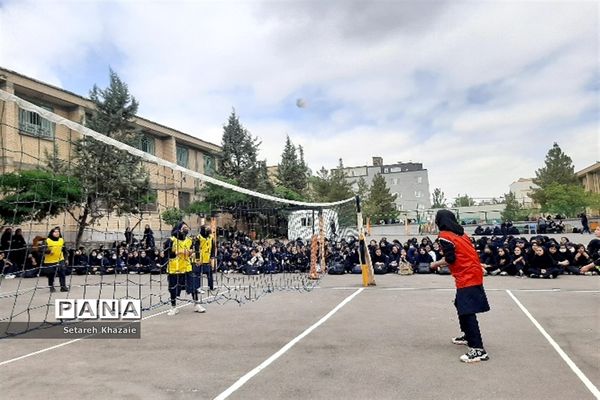 مسابقه والیبال درون مدرسه‌ای در دبیرستان یاس