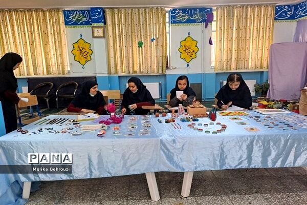 برگزاری نمایشگاه کار و فناوری  دبیرستان سیزده آبان ناحیه یک کرج